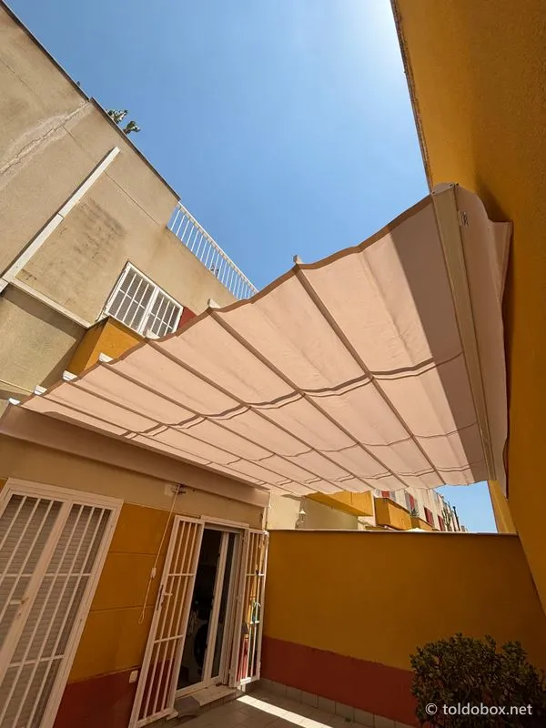 Toldo corredero entre paredes, instalado por Toldobox