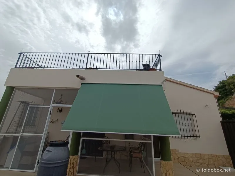 Toldo de punto recto, instalado por Toldobox (2021)