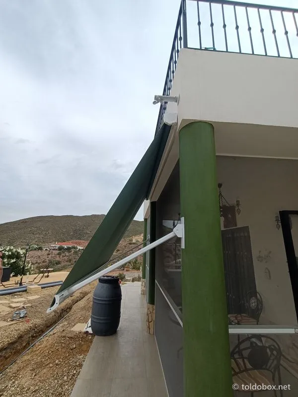 Toldo de punto recto, instalado por Toldobox (2021)