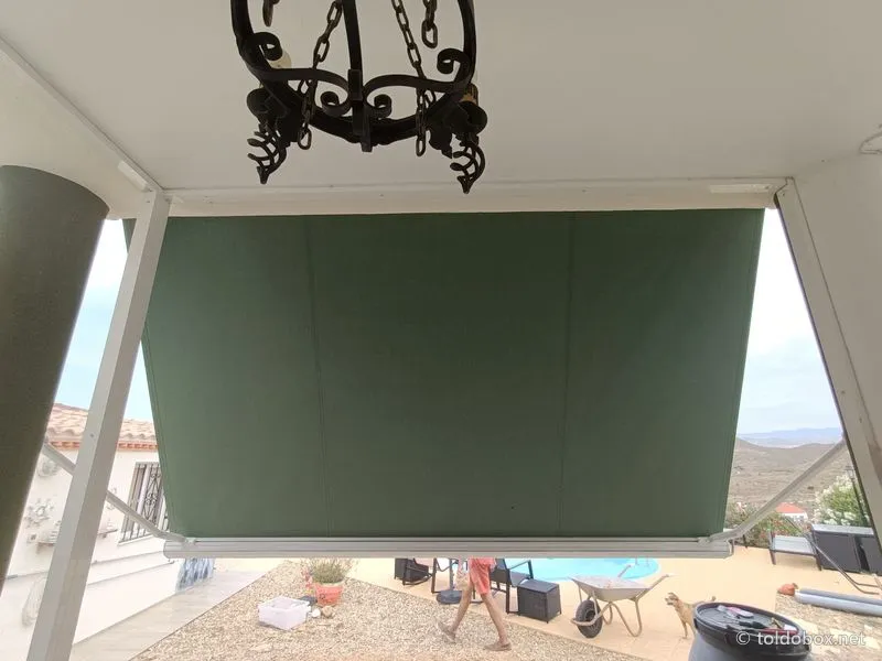 Toldo de punto recto, instalado por Toldobox (2021)