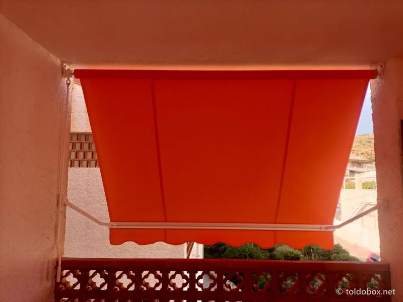 Toldo de punto recto, instalado por Toldobox (2022)