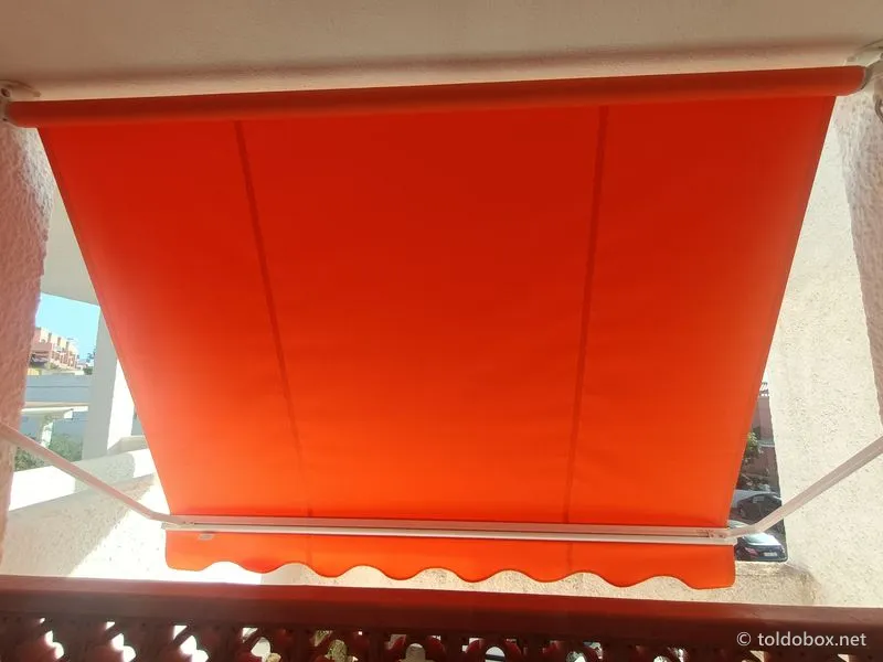 Toldo de punto recto, instalado por Toldobox (2022)