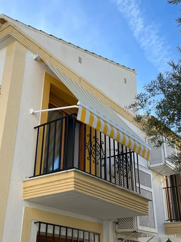 Toldo de punto recto, instalado por Toldobox (2026)