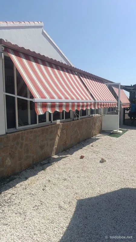 Toldo de punto recto, instalado por Toldobox