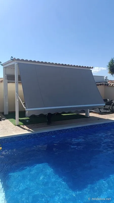 Toldo de punto recto, instalado por Toldobox