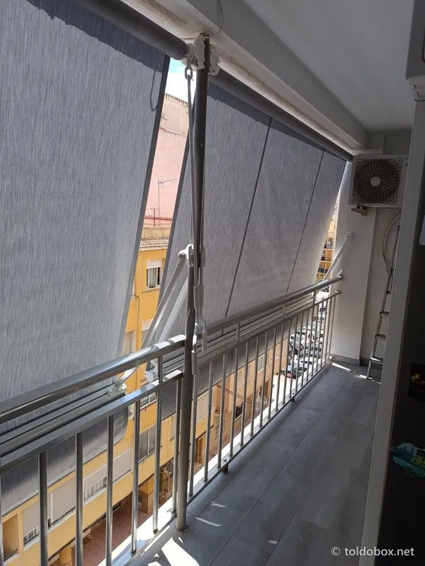 Toldo vertical en balcón, instalado por Toldobox (2026)