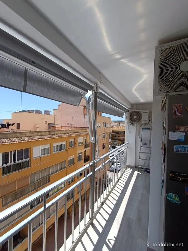 Toldo vertical en balcón, instalado por Toldobox (2026)