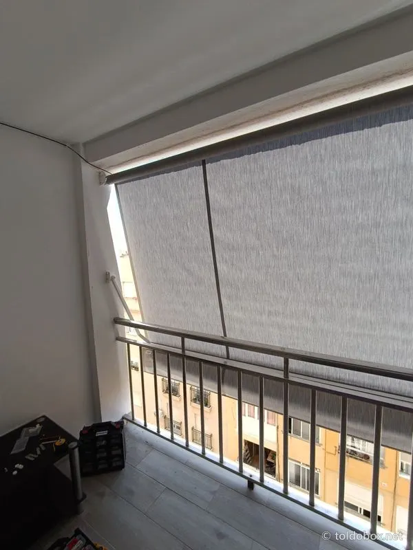 Toldo vertical en balcón, instalado por Toldobox (2026)