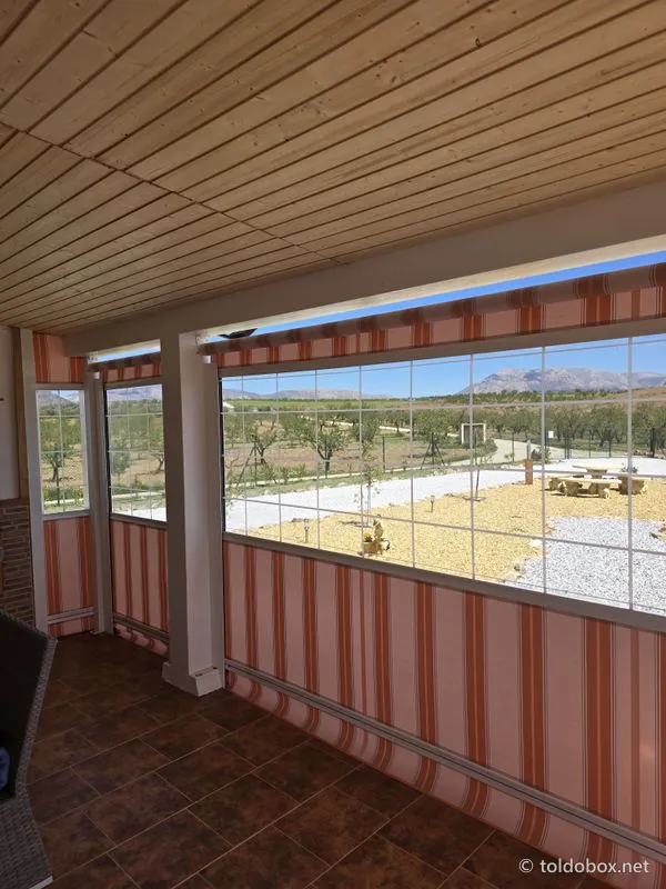 Toldo vertical con ventana de cristal, instalado por Toldobox