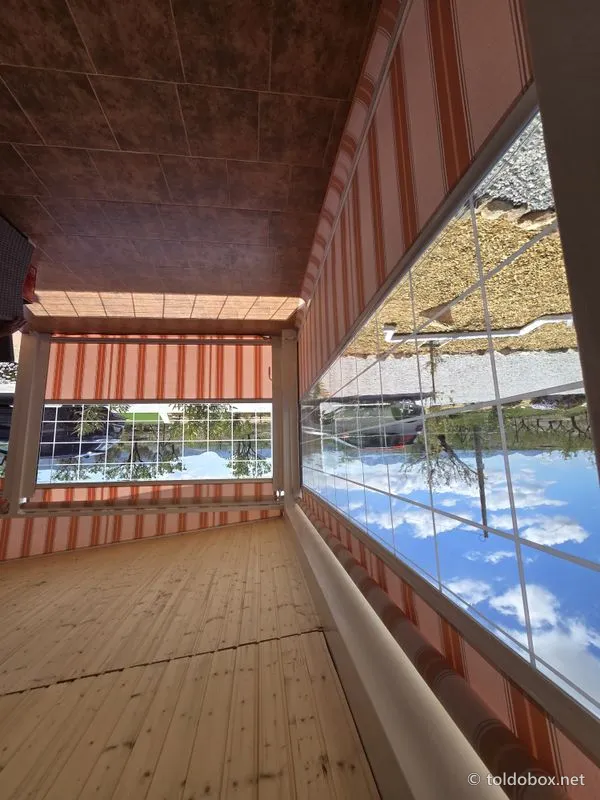 Toldo vertical con ventana de cristal, instalado por Toldobox