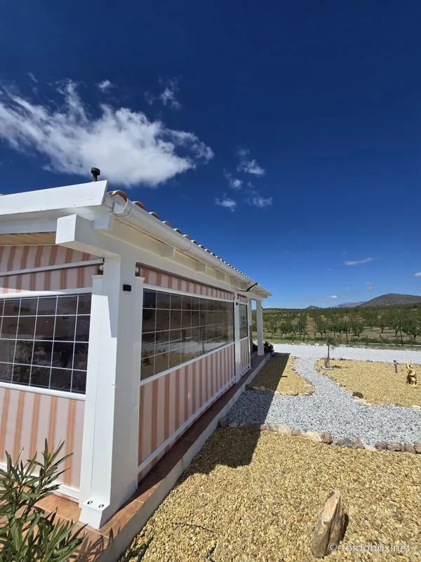 Toldo vertical con ventana de cristal, instalado por Toldobox