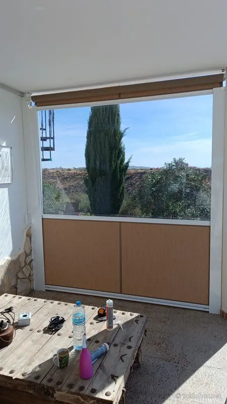 Toldo vertical con ventana de cristal, instalado por Toldobox