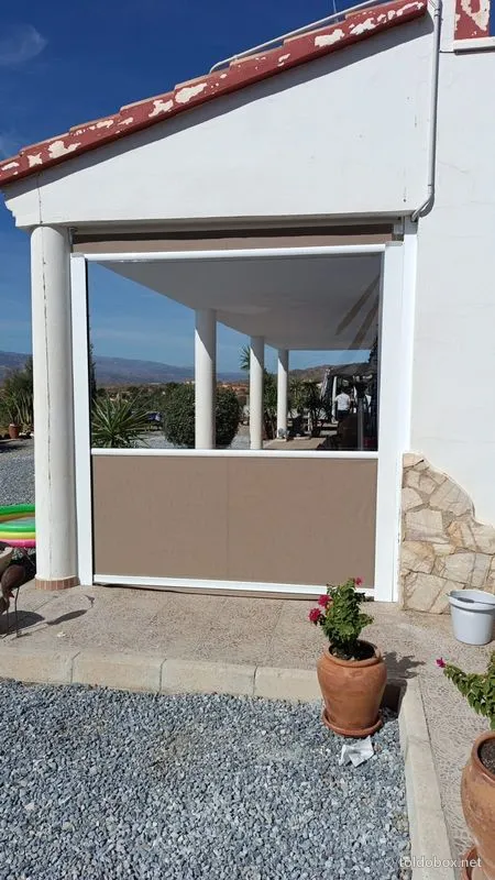 Toldo vertical con ventana de cristal, instalado por Toldobox