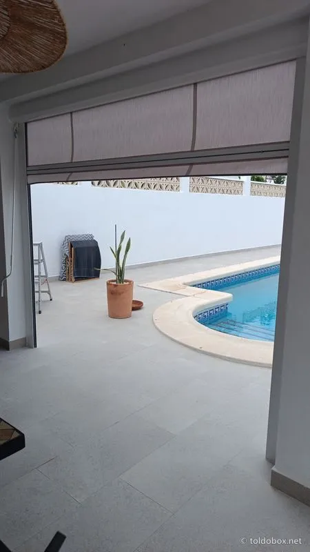Toldo vertical screen, instalado por Toldobox (2025)