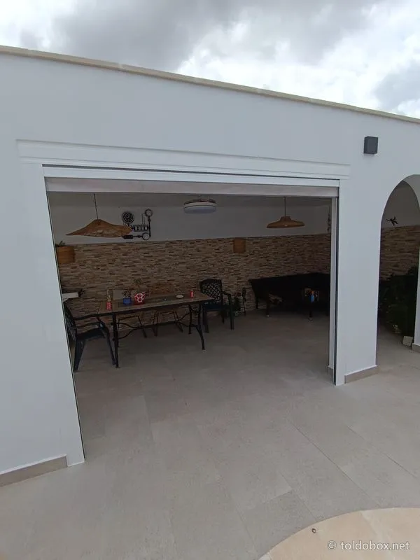Toldo vertical screen, instalado por Toldobox (2025)