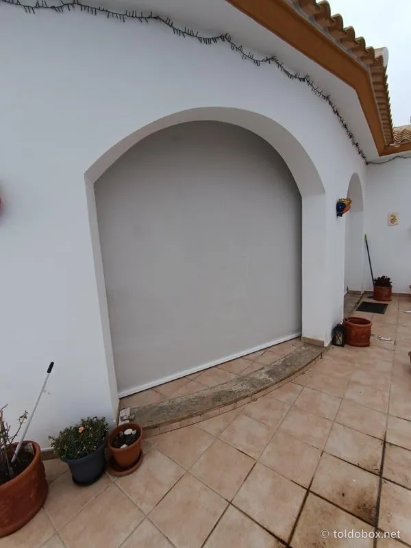 Toldo vertical screen, instalado por Toldobox (2026)