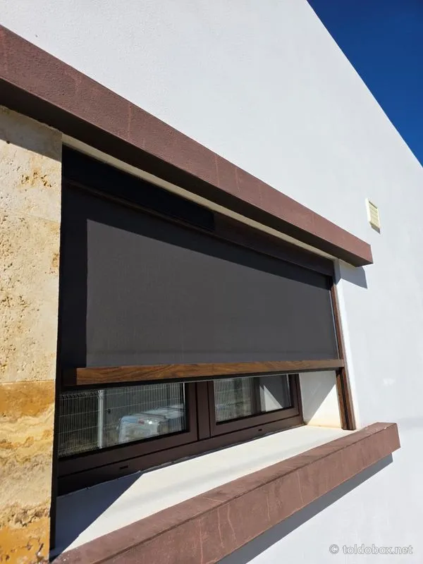 Toldo vertical screen, instalado por Toldobox