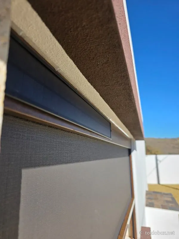 Toldo vertical screen, instalado por Toldobox