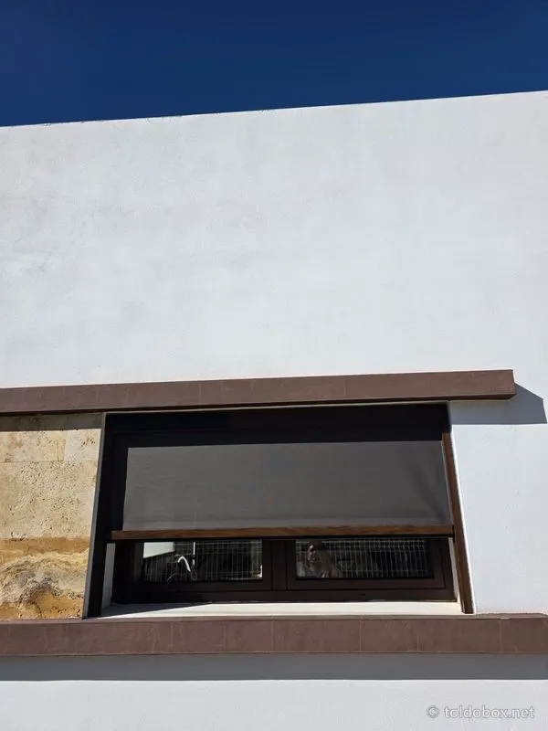 Toldo vertical screen, instalado por Toldobox