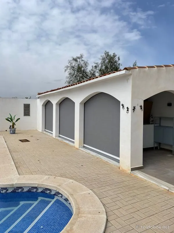 Toldo vertical screen, instalado por Toldobox