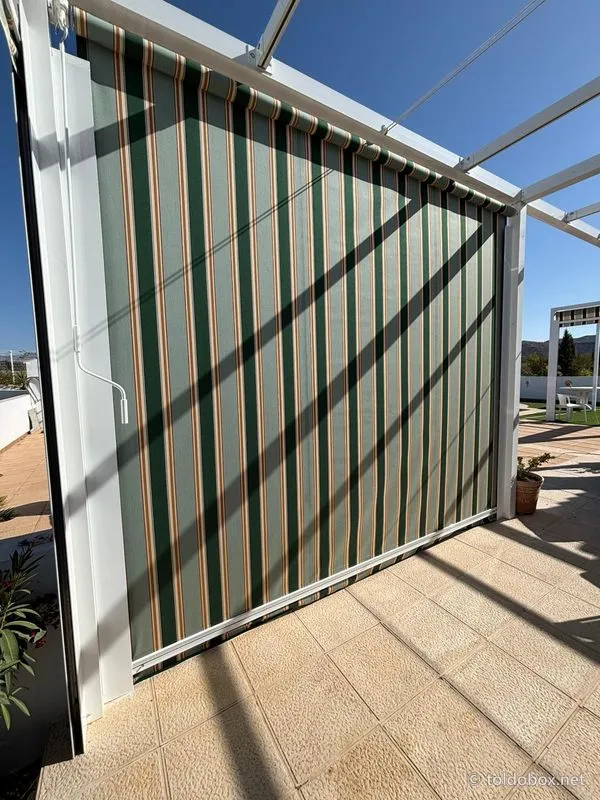 Toldo vertical, instalado por Toldobox