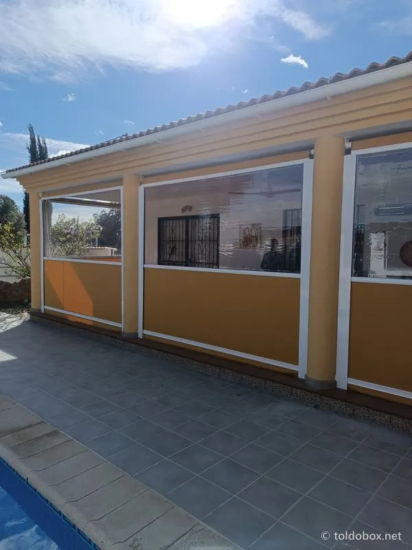 Toldo vertical, instalado por Toldobox