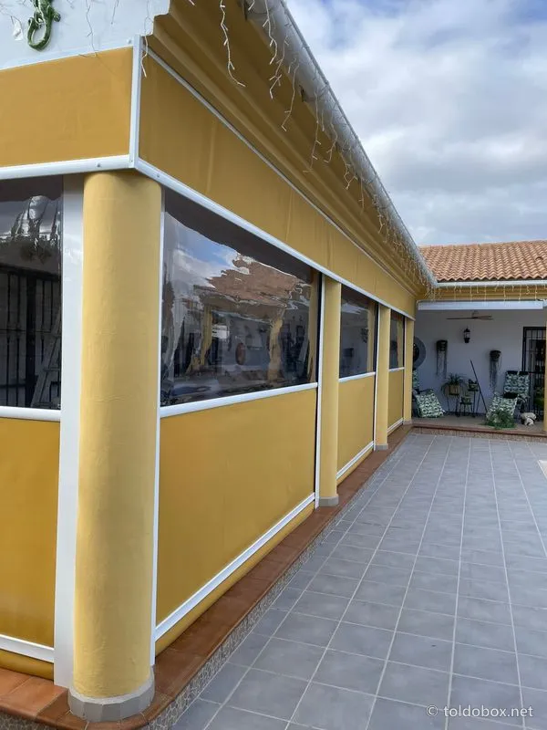Toldo vertical, instalado por Toldobox