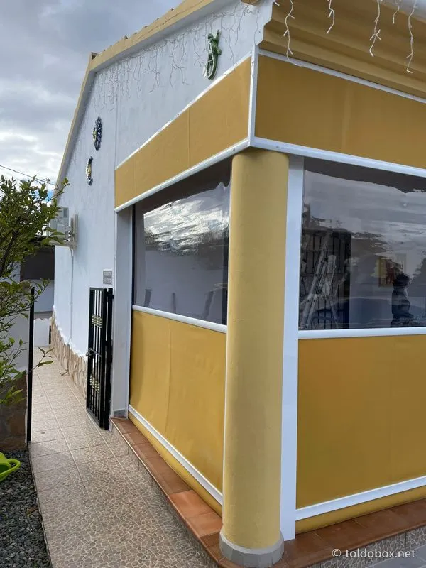 Toldo vertical, instalado por Toldobox