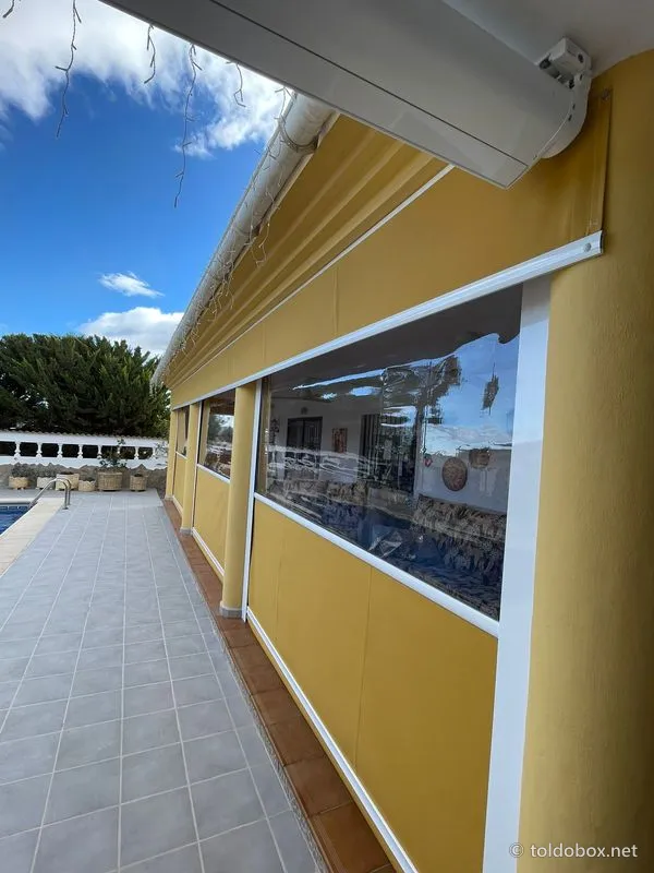 Toldo vertical, instalado por Toldobox