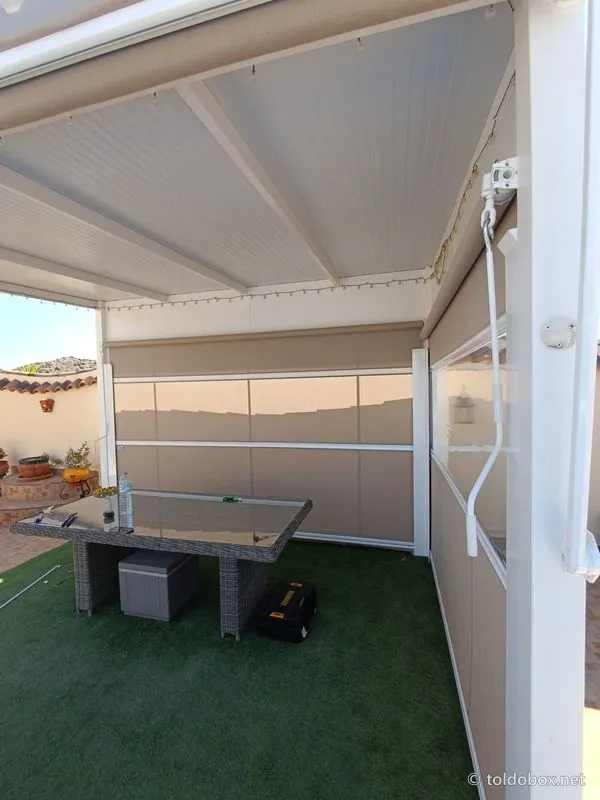 Toldo vertical, instalado por Toldobox