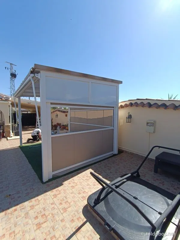 Toldo vertical, instalado por Toldobox