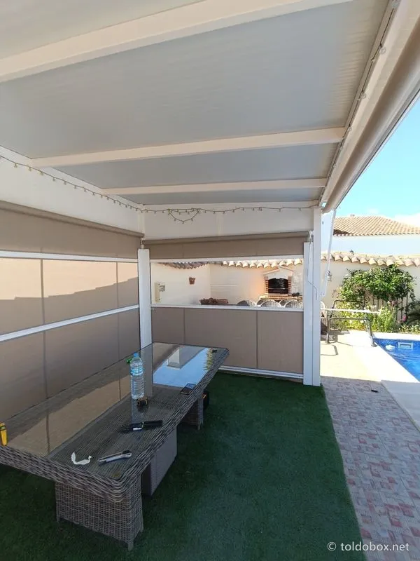 Toldo vertical, instalado por Toldobox
